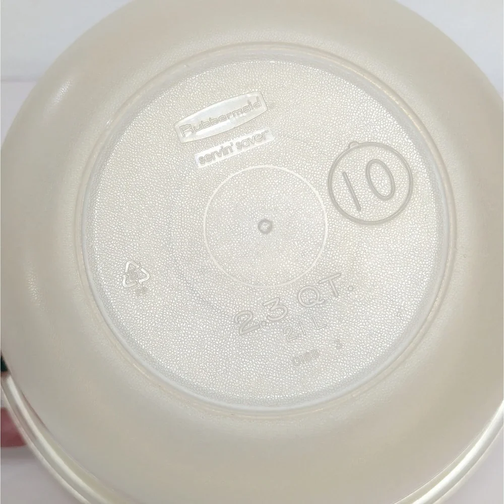 Vintage Rubbermaid Round Servin Saver 2.3 Qt Almond/Ivory Lid #10 Food Storage